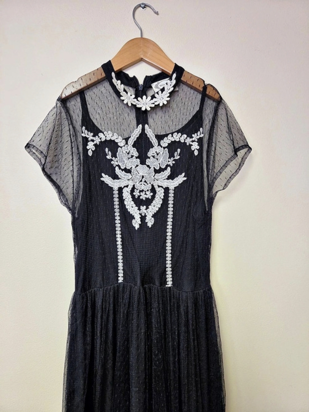 JOYFOLIE Floral Embroidered Maxi Dress in Black & White, Like New, Size 14